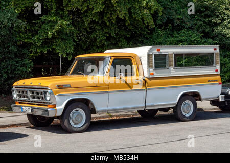 Oldtimer Ford F100 Sport Styleside camionnette personnalisée avec corps camping, camping car, construit 1971, Bavière, Allemagne Banque D'Images