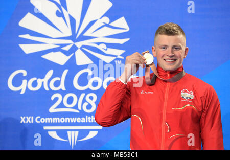 L'Angleterre Adam tourbé avec sa médaille d'or dans l'épreuve du 100m brasse finale au Centre aquatique de Gold Coast au cours de la troisième journée de la 2018 Jeux du Commonwealth à la Gold Coast, Australie. Banque D'Images