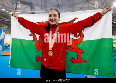 Pays de Galles' Elinor Barker célèbre avec sa médaille d'or et d'un drapeau après le 25km Course aux points finale au vélodrome Meares Anna au cours de la troisième journée de la 2018 Jeux du Commonwealth à la Gold Coast, Australie. Banque D'Images