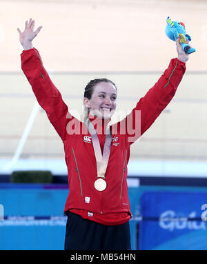 Pays de Galles' Elinor Barker célèbre avec sa médaille d'après le Women's 25km Course aux points finale au vélodrome Meares Anna au cours de la troisième journée de la 2018 Jeux du Commonwealth à la Gold Coast, Australie. Banque D'Images