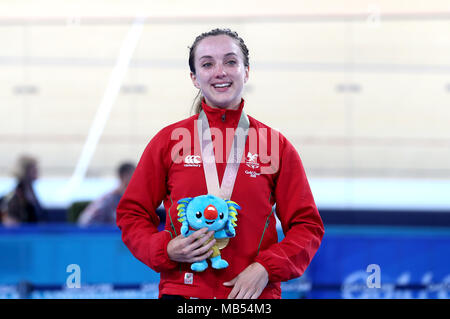 Pays de Galles' Elinor Barker célèbre avec sa médaille d'après le Women's 25km Course aux points finale au vélodrome Meares Anna au cours de la troisième journée de la 2018 Jeux du Commonwealth à la Gold Coast, Australie. Banque D'Images