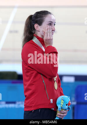 Pays de Galles' Elinor Barker célèbre avec sa médaille d'après le Women's 25km Course aux points finale au vélodrome Meares Anna au cours de la troisième journée de la 2018 Jeux du Commonwealth à la Gold Coast, Australie. Banque D'Images