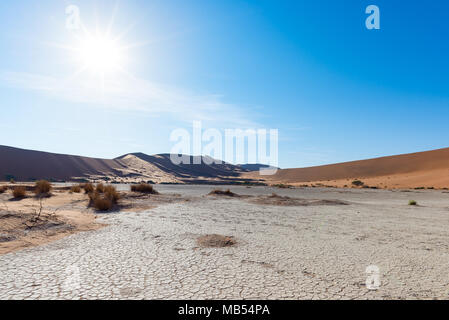 Des dunes de sable et argile fissurée en pan Sossusvlei, Parc National Namib Naukluft, meilleure attraction touristique voyage en Namibie. L'aventure et explo Banque D'Images