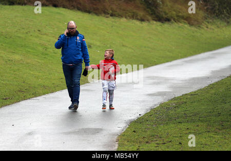 Stoke City fans font leur chemin au sol avant le premier match de championnat au stade de bet365, Stoke. ASSOCIATION DE PRESSE Photo. Photo date : Samedi 7 Avril 2018. Voir l'ACTIVITÉ DE SOCCER histoire Stoke. Crédit photo doit se lire : Nigel Français/PA Wire. RESTRICTIONS : EDITORIAL N'utilisez que pas d'utilisation non autorisée avec l'audio, vidéo, données, listes de luminaire, club ou la Ligue de logos ou services 'live'. En ligne De-match utilisation limitée à 75 images, aucune émulation. Aucune utilisation de pari, de jeux ou d'un club ou la ligue/dvd publications. Banque D'Images