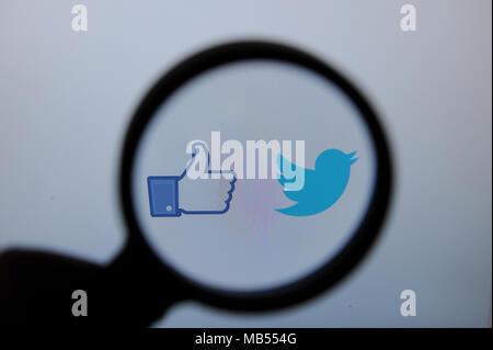 Facebook et Twitter logos vu à travers une loupe Banque D'Images