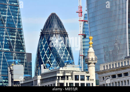 Londres, Angleterre, Royaume-Uni. Le Gherkin (30 St Mary Axe) Le monument et édifice talkie walkie - vu de l'autre côté de la rivière. Banque D'Images