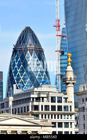 Londres, Angleterre, Royaume-Uni. Le Gherkin (30 St Mary Axe) Le monument et édifice talkie walkie - vu de l'autre côté de la rivière. Banque D'Images