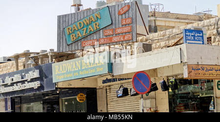 Aqaba, Jordanie, 8 mars 2018 : des signes dans les boutiques et les panneaux pour les touristes au centre-ville d'Aqaba, pour l'achat d'argent, corail, embrodery, tapis orientaux et Banque D'Images