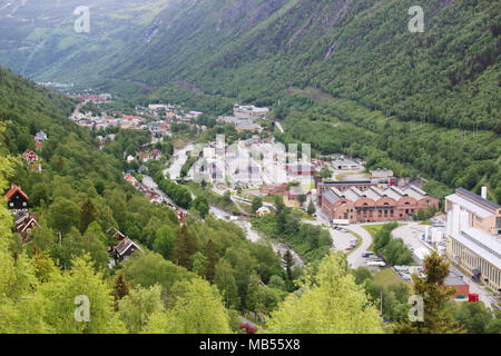 Vue sur Rjukan, la Norvège à partir du haut de Krossobanen, un téléphérique pour atteindre mountain Banque D'Images