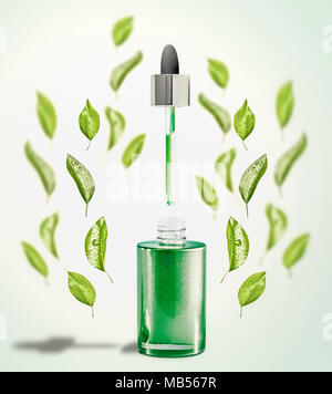 Sérum visage vert bouteille d'huile ou à la pipette et feuilles vertes. Soins de la peau et la beauté moderne natural cosmetic concept Banque D'Images