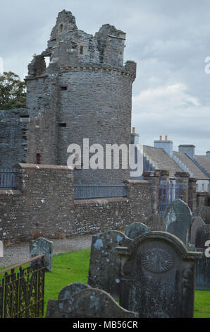 Ruines du palais de l'évêché et le cimetière de Saint Magnus, la cathédrale de Kirkwall, Orkney Islands Banque D'Images