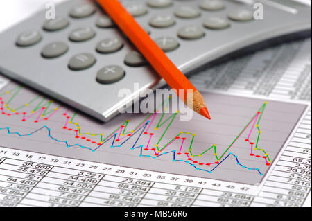 Calculatrice et crayon portant sur les affaires financières graphique Banque D'Images