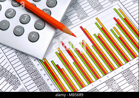 Calculatrice et crayon portant sur les affaires financières graphique Banque D'Images