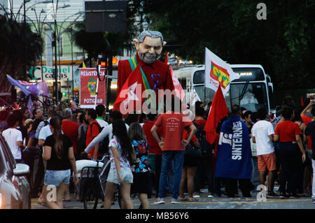 Natal, Brésil. 06 avr, 2018. Une gigantesque poupée Lula est vu pendant la manifestation de militants du PT (Parti des travailleurs) et d'autres partis de gauche protester contre Lula's prison à Natal, dans le nord-est du Brésil. L'ancien président du Brésil, Lula da Silva a été condamné à 12 ans de prison par la 4e cour régionale fédérale. Le juge Sergio Moro a ordonné que Lula a d'abandonner aujourd'hui jusqu'à 17h00 au siège de la Police fédérale à Curitiba. Credit : Nuno Guimaraes/Pacific Press/Alamy Live News Banque D'Images