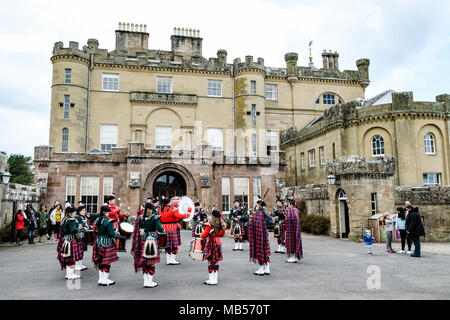 Scottish Pipe Band dans le parc de Château de Culzean situé près de Maybole dans Ayrshire en Écosse Banque D'Images