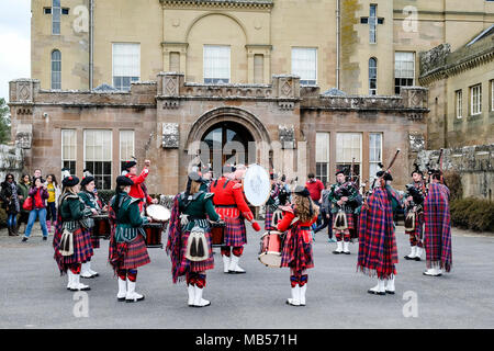 Scottish Pipe Band dans le parc de Château de Culzean situé près de Maybole dans Ayrshire en Écosse Banque D'Images