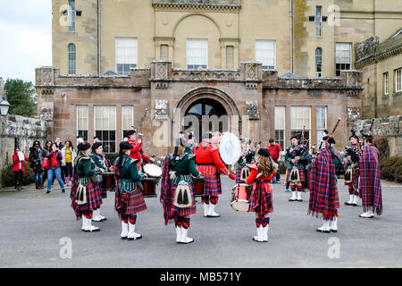 Scottish Pipe Band dans le parc de Château de Culzean situé près de Maybole dans Ayrshire en Écosse Banque D'Images