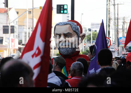 Natal, Brésil. 06 avr, 2018. Une gigantesque poupée Lula est vu pendant la manifestation de militants du PT (Parti des travailleurs) et d'autres partis de gauche protester contre Lula's prison à Natal, dans le nord-est du Brésil. L'ancien président du Brésil, Lula da Silva a été condamné à 12 ans de prison par la 4e cour régionale fédérale. Le juge Sergio Moro a ordonné que Lula a d'abandonner aujourd'hui jusqu'à 17h00 au siège de la Police fédérale à Curitiba. Credit : Nuno Guimaraes/Pacific Press/Alamy Live News Banque D'Images