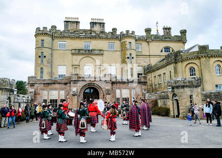 Scottish Pipe Band dans le parc de Château de Culzean situé près de Maybole dans Ayrshire en Écosse Banque D'Images