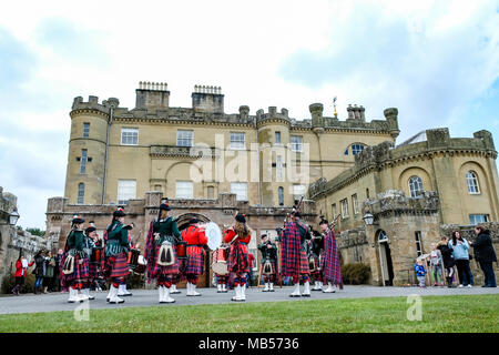 Scottish Pipe Band dans le parc de Château de Culzean situé près de Maybole dans Ayrshire en Écosse Banque D'Images