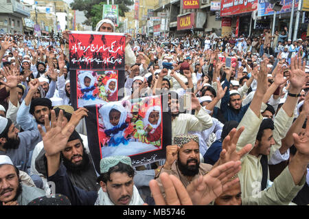 Quetta, Pakistan. 06 avr, 2018. Jamiat Ulema-e-Imlam partisan protestataires contre le peuple afghan airstrike dans une école religieuse dans la province de Kunduz en Afghanistan. Au moins 100 personnes pour la plupart des enfants ont été tués et plus de 150 blessés dans l'attaque aérienne. Credit : Muhammad Arshad/Pacific Press/Alamy Live News Banque D'Images