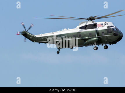 Un Corps des Marines américains Sikorsky VH-3D'hélicoptère Sea King, affecté à l'Escadron d'hélicoptères maritimes 1 (HMX-1), en vol au dessus de Washington D.C. lors de la Prés Banque D'Images