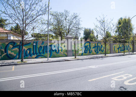 Rome, Italie. 07Th avr, 2018. Le long de la paroi externe de l'hôpital Spallanzani une sorte de "Hall of fame" des grands médecins et scientifiques, commandé pour célébrer le 80e anniversaire de la structure. Crédit : Matteo Nardone/Pacific Press/Alamy Live News Banque D'Images