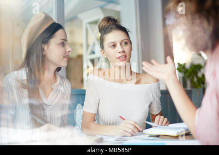 Groupe de friendly les élèves peuvent discuter des idées créatives tout en étant prêt pour après les cours au collège séminaire Banque D'Images