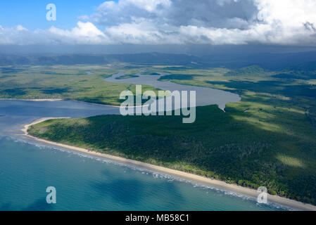 Une vue aérienne de l'embouchure de la rivière Daintree, Queensland Banque D'Images