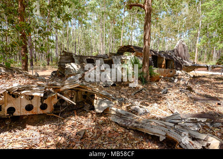 Les restes d'un avion DC-3 épave dans la brousse près de Bamaga, Queensland, Australie Banque D'Images