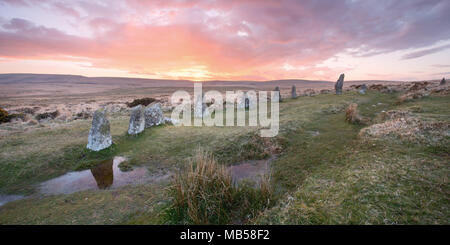 Coucher du soleil à scorhill bronze age stone circle Dartmoor National Park Devon Uk Banque D'Images