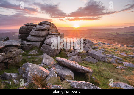 Vivid coucher de soleil sur King's Tor Dartmoor National Park Devon UK Banque D'Images