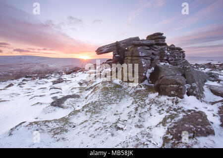 Hiver neige sur Belstone tor au lever du soleil, le parc national du Dartmoor Devon uk Banque D'Images