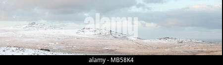 Vue panoramique de la neige a couvert tors Dartmoor National Park Devon Uk Banque D'Images