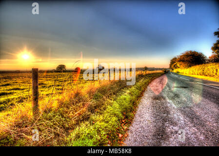 Village d'Shocklach, Cheshire, Angleterre. Coucher du soleil sur artistique un chemin rural et Cheshire champ, près du village de Shocklach. Banque D'Images