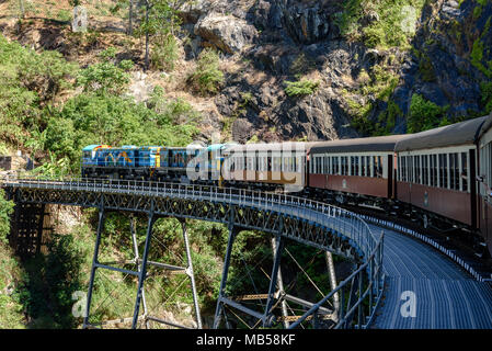 Le Kuranda Scenic Railway comme il se dirige vers le bas à Cairns sur un pont Banque D'Images