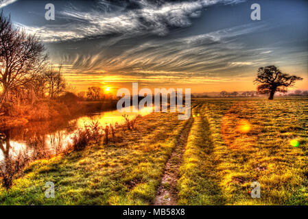 Rivière Dee, Cheshire, Angleterre. Vue d'automne artistique de la rivière Dee, à la frontière entre le Pays de Galle et l'Angleterre. Banque D'Images