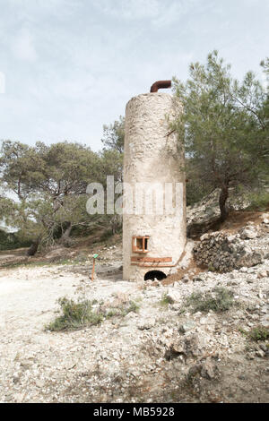 Vestiges d'une ancienne mine et de la fonderie de magnésium sur la Smigies Trail. La péninsule d'Akamas, à Chypre. Banque D'Images