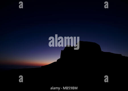 Sur le sommet de la tour du jubilé de Moel Famau à l'aube, le Nord du Pays de Galles Banque D'Images