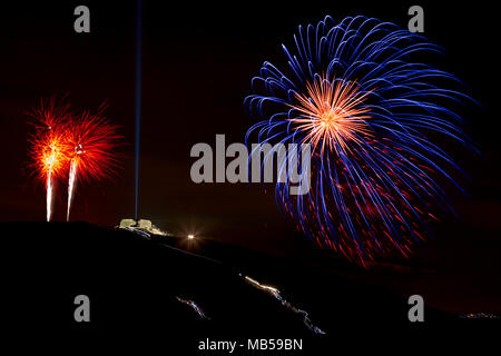 Jubilé d'artifice dans la tour sur le sommet de Moel Famau la nuit Banque D'Images