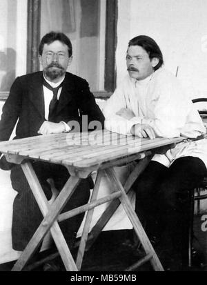 L'écrivain russe Maxime Gorki à droite avec d'autres auteur Anton Tchekhov en 1900 Banque D'Images