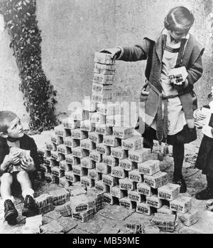 L'hyperinflation de la République de Weimar 1918-1924. Billets de banque comme blocs de construction pour les enfants. Banque D'Images