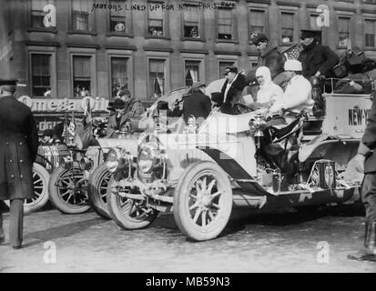 1908 NEW YORK À PARIS COURSE AUTO. Voitures alignées au début à Times Square le 12 février avec un De Dion-Bouton à droite Banque D'Images