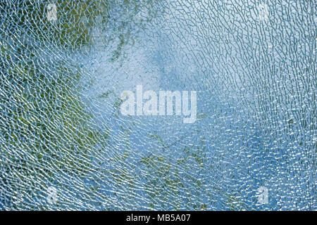 Très épais morceau de verre brisé, mais seulement une fissure, il n'y a pas de vraie rupture plus. Banque D'Images