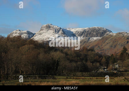 Langdale Pikes, Gimmer Crag, Harrison Stickle et Pavey Ark, en hiver avec une couverture de neige le jour ensoleillé, Lake District, Cumbria, Angleterre. Banque D'Images