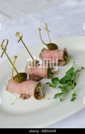 Rouleaux de viande les brochettes sur la plaque blanche. Brochettes de boeuf avec roll Banque D'Images