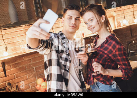 Temps selfies. beau couple photo. Piscine, cuisine intérieur, studio shot. Banque D'Images