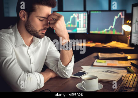 Jeune homme barbu au commerçant de bureau fermé les yeux fatigués d'avoir des maux de close-up Banque D'Images