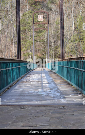 Le pont qui mène à la forêt nationale de Cherokee sur le Ocoee River à la frontière du Tennessee et de la Géorgie Banque D'Images