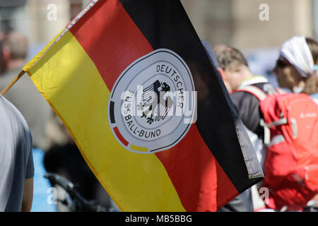 Kandel, Allemagne. 07Th avr, 2018. Les manifestants porte un drapeau allemand avec le symbole de la DFB (Fédération allemande de football)à la protestation. Autour de 500 personnes d'organisations d'extrême droite ont protesté dans la ville de Kandel en Palatinat, contre les réfugiés, les étrangers et le gouvernement allemand. Ils ont appelé à davantage de sécurité d'Allemands et les femmes à partir de la prétendue augmentation de la violence par les réfugiés. Le lieu de la manifestation a été choisi en raison de l'attaque, 2017 Kandel poignardant dans lequel une jeune fille de 15 ans a été tué par un demandeur d'asile. Crédit : Michael Debets/Pacific Press/Alamy Live News Banque D'Images